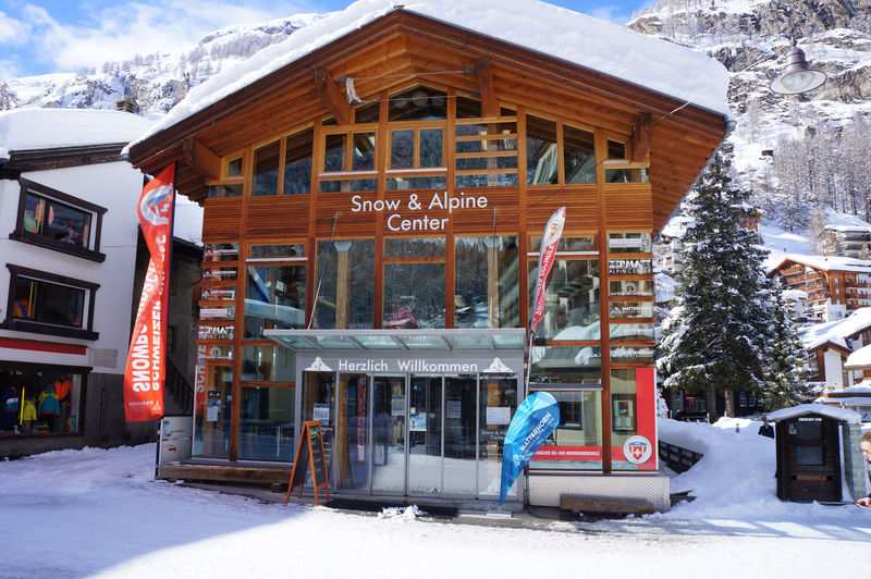 Alpin Center Zermatt: hier an der Bahnhofstrasse können Bergführer gebucht werden.